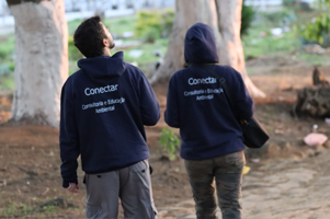 homem observando pássaro